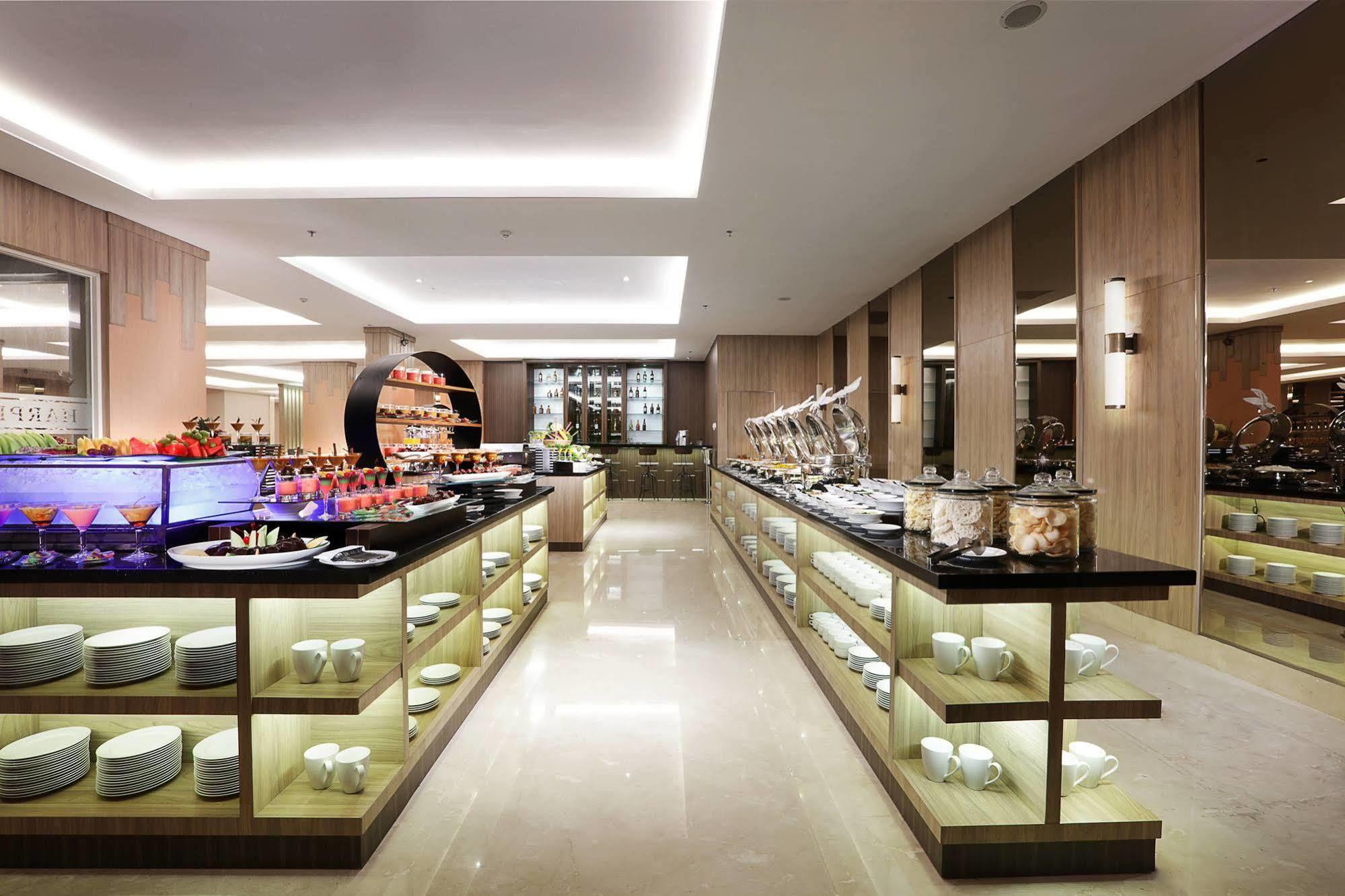 Hotel Harper Perintis By Aston Macasar Exterior foto