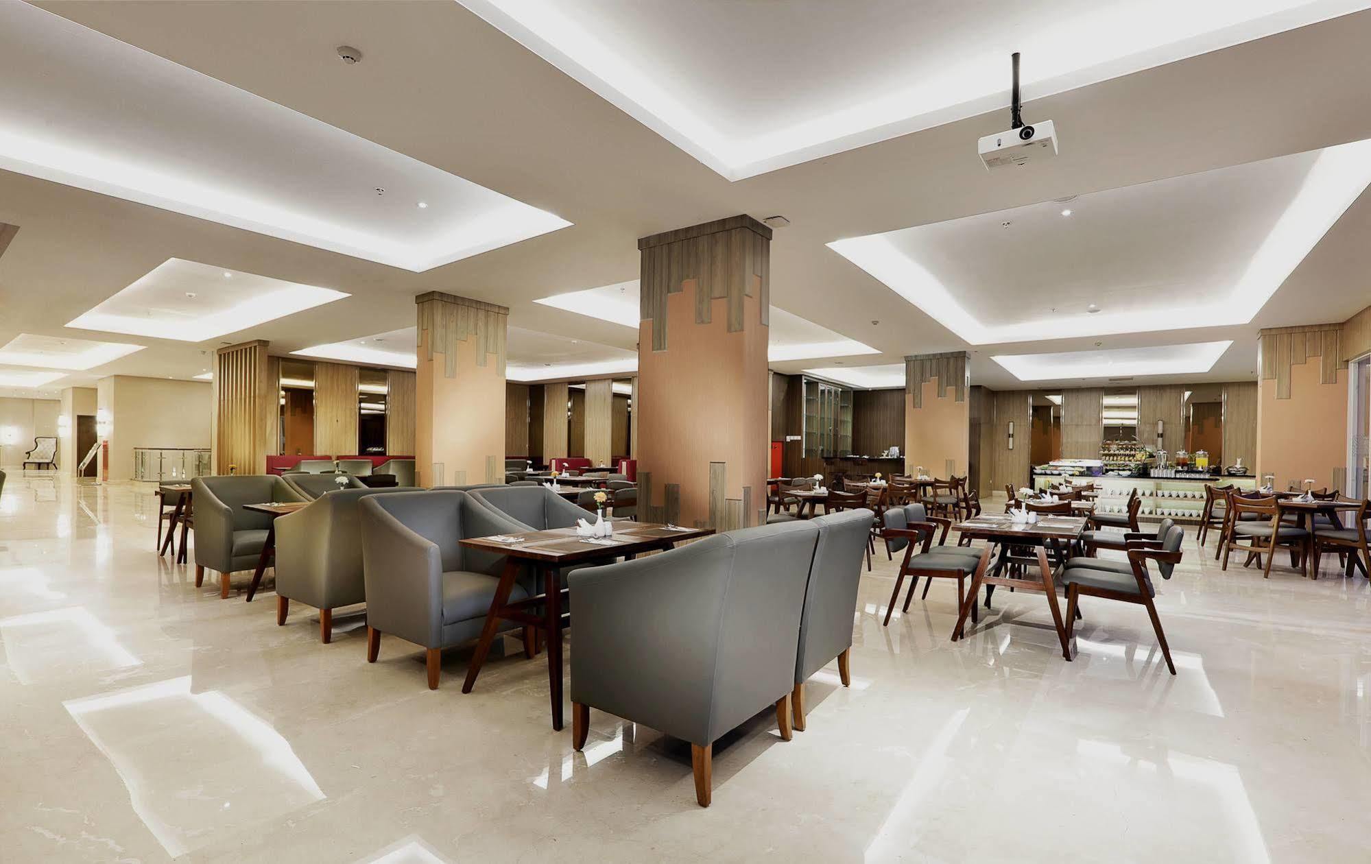 Hotel Harper Perintis By Aston Macasar Exterior foto